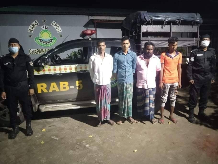 চাঁপাইনবাবগঞ্জের শিবগঞ্জে র‌্যাবের অভিযানে ৪ জুয়াড়ি আটক/নগদ টাকা ও বাইক উদ্ধার