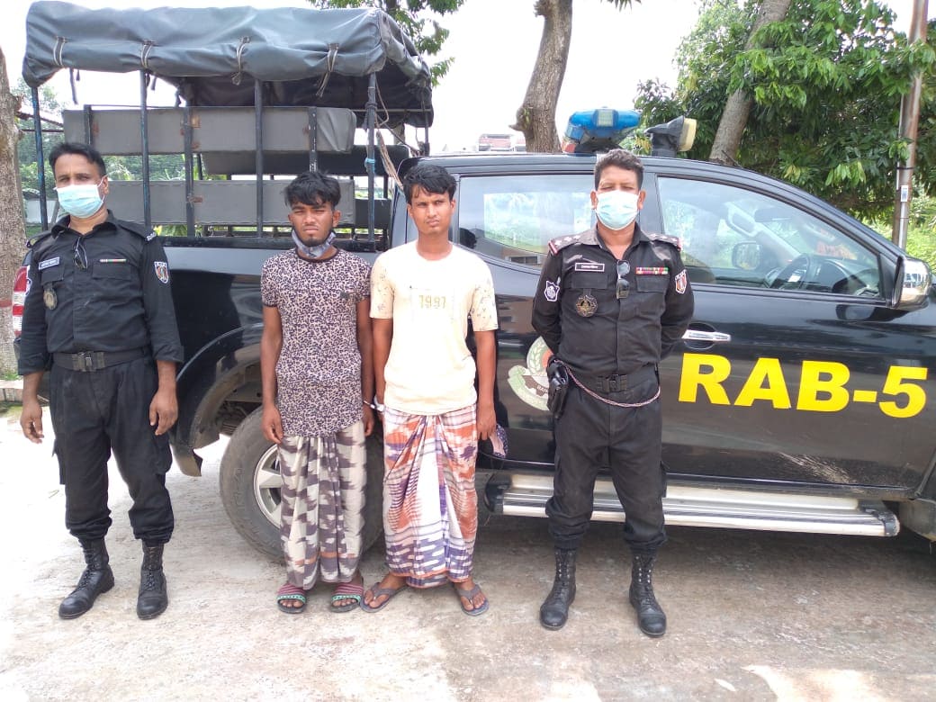 কুমিল্লা থেকে ২০ কেজি গাঁজা নিয়ে আসার সময় শিবগঞ্জের আলী ও রকিব আটক র‌্যাবের হাতে