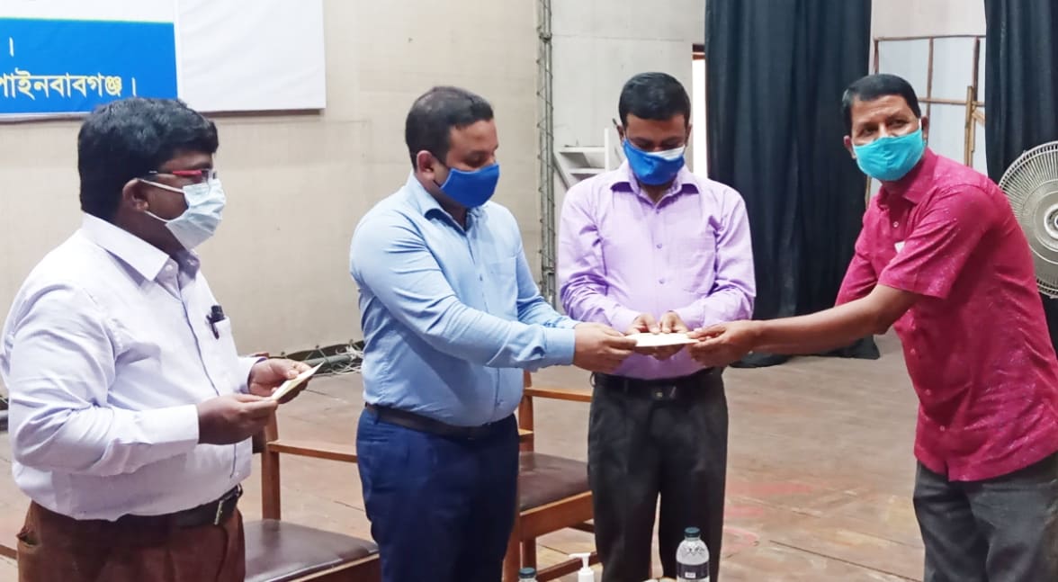 চাঁপাইনবাবগঞ্জ শিল্পকলা একাডমীর সাংস্কৃতিক কর্মী ও প্রতিষ্ঠানের মাঝে চেক বিতরণ