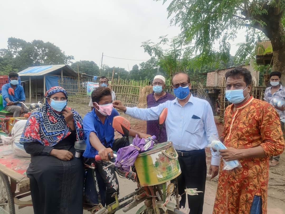 করোনা আক্রান্ত রোগীদের নিজস্ব দুটি এ্যাম্বুলেন্সে ঢাকা ও রাজশাহী পাঠাচ্ছেন নজরুল চেয়ারম্যান