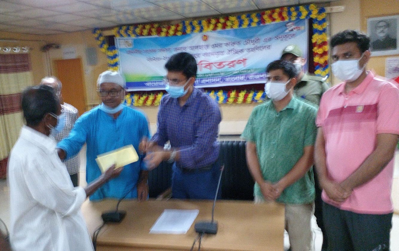 তানোরে এমপির আর্থিক অনুদান প্রদান