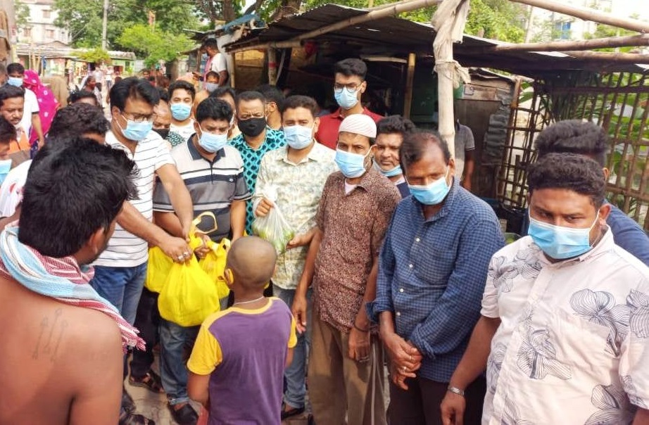 রাসিক মেয়রের পক্ষ থেকে হরিজন পল্লীর ২৫০ পরিবারের মাঝে আম বিতরণ