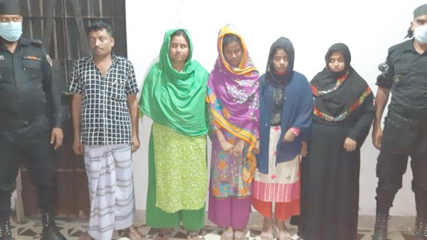  চাঁপাইনবাবগঞ্জের গোমস্তাপুরে র‌্যাব  ক্যাম্পের অভিযানে গোমস্তাপুরে ৩ জন পতিতাসহ ৫ জন আটক