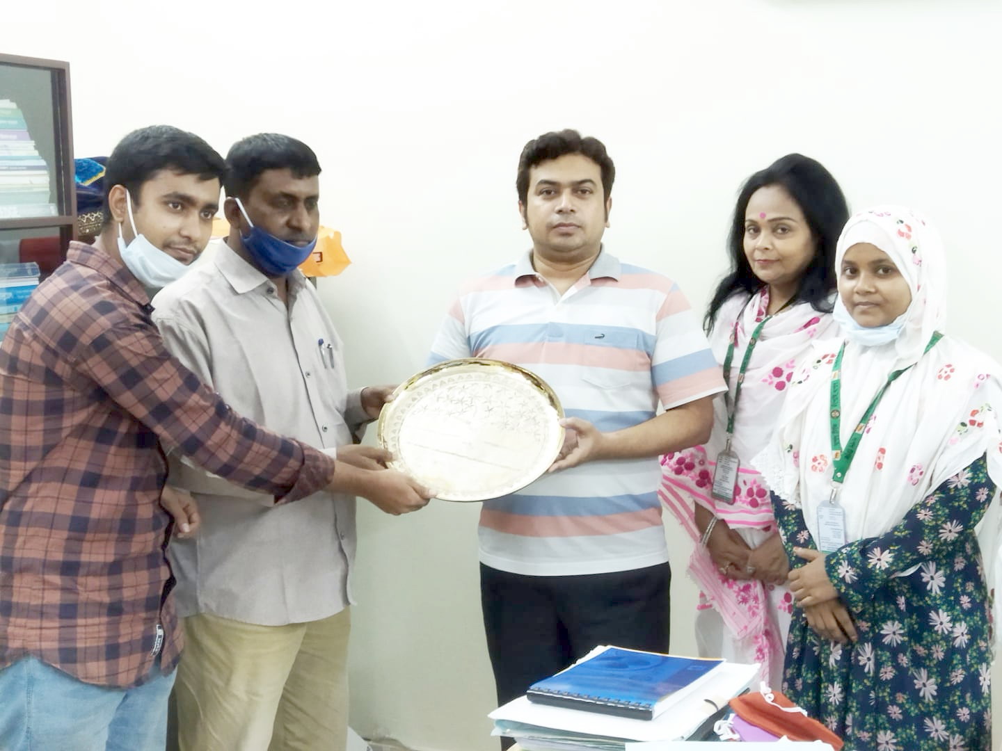 দৈনিক চাঁপাই দর্পণ ও দর্পণ টিভি পরিবার বিদায়ী স্থানীয় সরকারের উপ-পরিচালককে বিদায় সংবর্ধনা