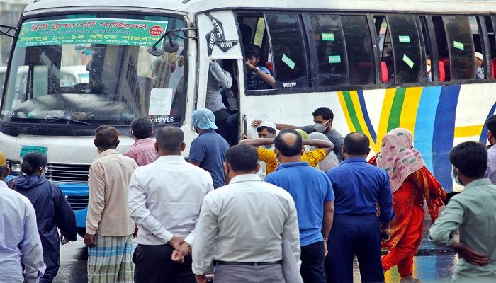 মাস না পেরুতেই আগের রূপে রাজধানীর গণপরিবহণে চলছে নৈরাজ্য নিয়ম মানার বালাই নেই, আছে ভাড়ার ভোগান্তি