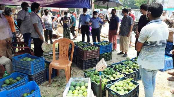 চাঁপাইনবাবগঞ্জে করোনা সংক্রমণ রোধে ও সামাজিক দূরত্ব বজায় রাখতে আমবাজার স্থানান্তর