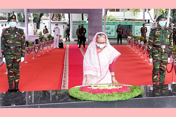 আওয়ামী লীগের ৭২তম প্রতিষ্ঠাবার্ষিকী উপলক্ষে বঙ্গবন্ধুর প্রতিকৃতিতে শেখ হাসিনার শ্রদ্ধা