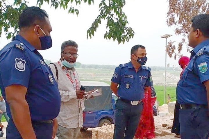 চাঁপাইনবাবগঞ্জ জেলায় চলছে ২য় দফায় বিশেষ লকডাউনের ১০ম দিন।। মোড়ে মোড়ে পুলিশের উপস্থিতি