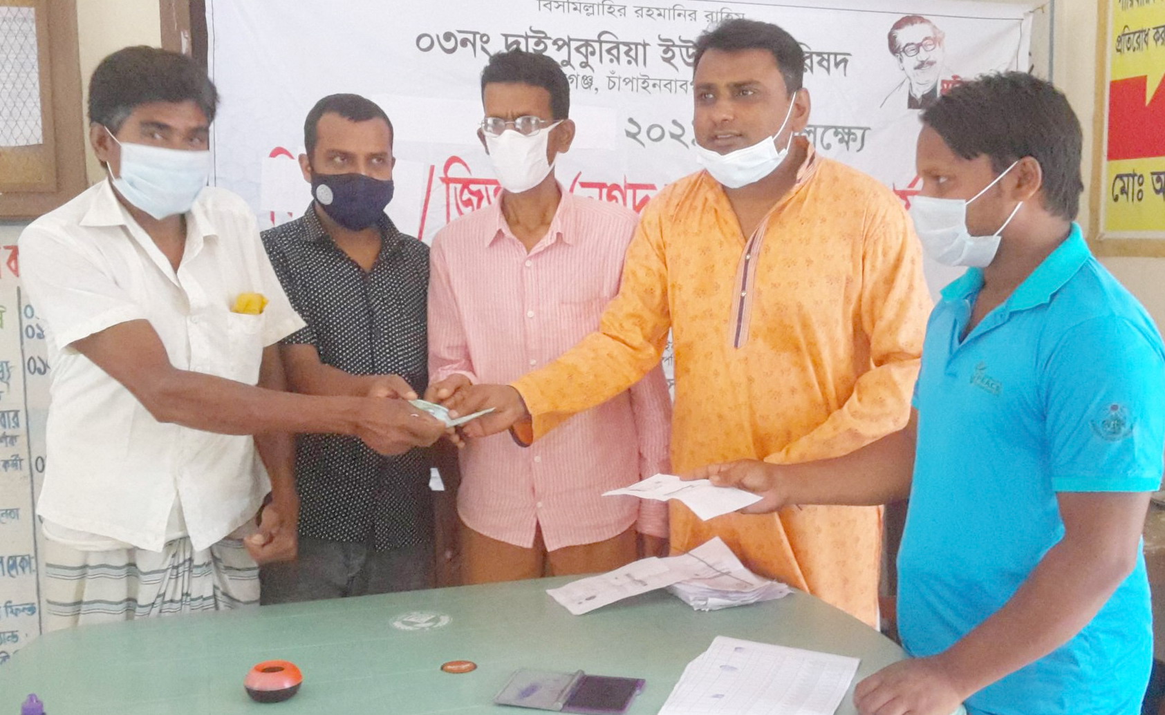 চাঁপাইনবাবগঞ্জের দাইপুখুরিয়ায় চা-বিক্রেতা-ভ্যানচালকদের মাঝে নগদ অর্থ বিতরণ