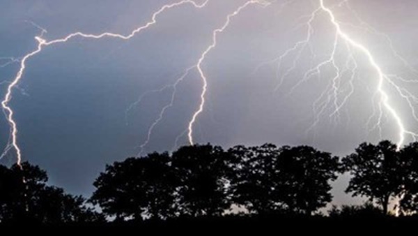 চাঁপাইনবাবগঞ্জে আম কুড়াতে গিয়ে বজ্রপাতে মা-ছেলেসহ ৩ জনের মৃত্যু