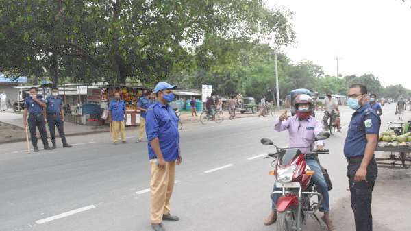 চাঁপাইনবাবগঞ্জ : রানীহাটিতে এস আই সাজ্জাদের করোনা ঠেকাতে বিশেষ অভিযান