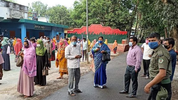 চাঁপাইনবাবগঞ্জের গোমস্তাপুরে কর্মহীন ২০০ পরিবারের মাঝে  প্রধানমন্ত্রী শেখ হাসিনার দেয়া ত্রাণের চাল বিতরণ