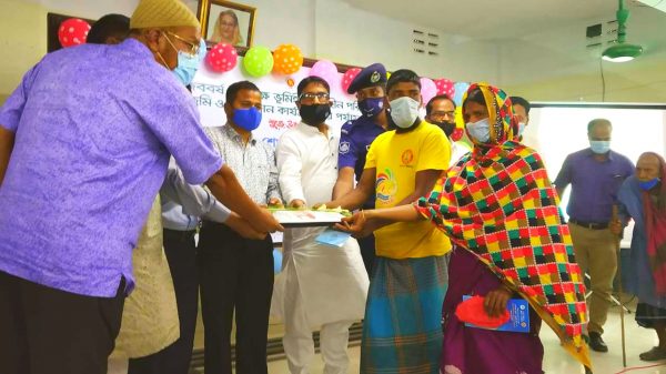 চাঁপাইনবাবগঞ্জের ভোলাহাটে ভিডিও কনফারেন্সে ২য় পর্যায়ে গৃহহীনদের হাতে গৃহ তুলে দিলেন প্রধানমন্ত্রী