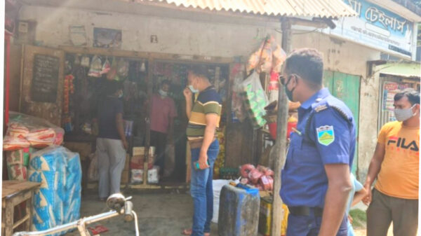 করোনা সংক্রমণের উর্ধ্বমুখীতে ভোলাহাটে করোনা প্রতিরোধে সচেতনতা বাড়াতে মাঠে ওসি মাহবুব