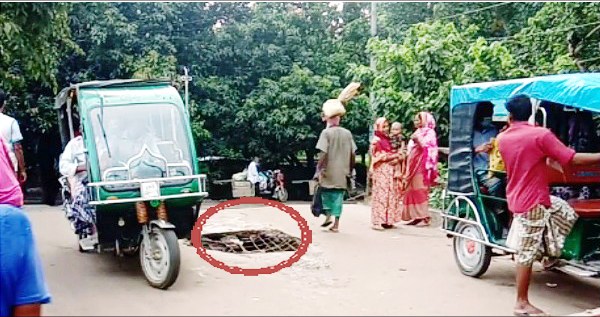চাঁপাইনবাবগঞ্জের লাওঘাট্টা এলাকায় মহিষডাঙ্গা খালের উপর ভাঙ্গা ব্রীজ দিয়ে জীবনের ঝুঁকি নিয়ে যাতায়াত