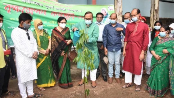 মেয়র লিটন মহিলা কলেজে বৃক্ষরোপণ ও উন্নয়ন কাজ পরিদর্শন