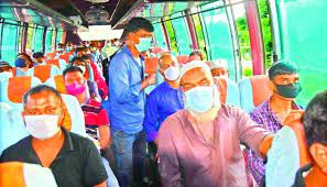 সব আসন পূর্ণ, তারপরও বাসের ভেতরে দাঁড়ানো আছে যাত্রী,বাড়তি ভাড়ার গণপরিবহনে উপেক্ষিত স্বাস্থ্যবিধি