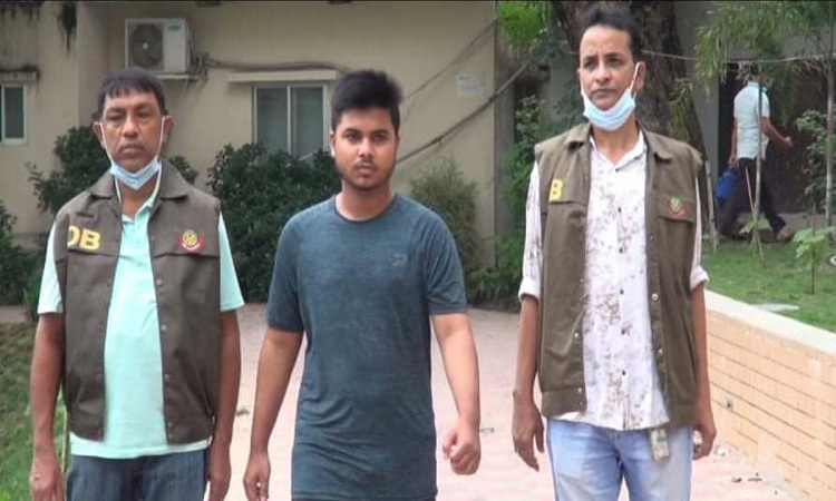 প্রবাসী মেয়েদের টার্গেট করে লাখ লাখ টাকা প্রতারণা,নারী সেজে বিভিন্ন ছেলেদেরকেও পাঠাতো ফ্রেন্ড রিকোয়েস্ট