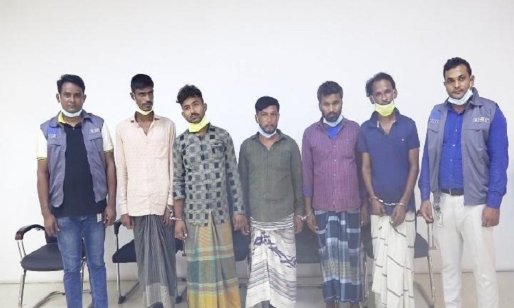যাত্রীবাহী বাস যেতে দেখলেই ‘গভীর রাতে মহাসড়কের পাশে ওঁত পেতে থাকতো তারা’