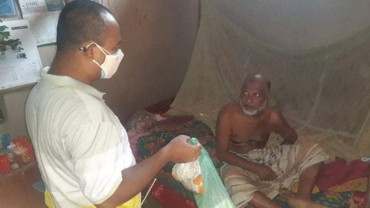 চাঁপাইনবাবগঞ্জের শিবগঞ্জে অসুস্থ শিক্ষকের পাশে দাঁড়ালেন সমাজসেবা কর্মকর্তা