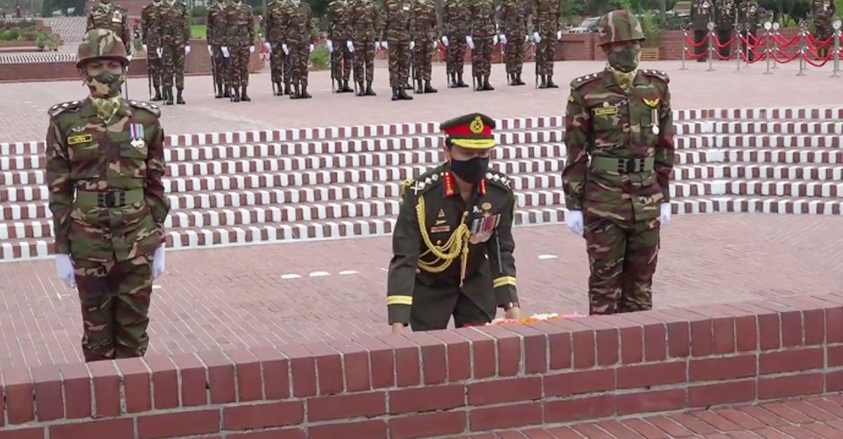 জাতীয় স্মৃতিসৌধে বাংলাদেশ সেনাবাহিনীর নবনিযুক্ত সেনাপ্রধানের শ্রদ্ধা