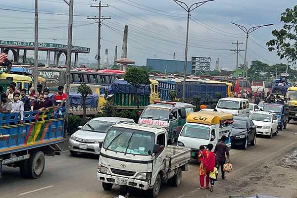 ঘরমুখো মানুষের চাপে সাভার ও আশুলিয়া মহা সড়কে যানজট