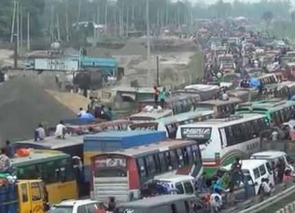 ঢাকা-টাঙ্গাইল-বঙ্গবন্ধু সেতু মহাসড়কের অতিরিক্ত যানবাহন ও ঘরমুখো মানুষের চাপে প্রায় ২৫ কিলোমিটারে তীব্র যানজট