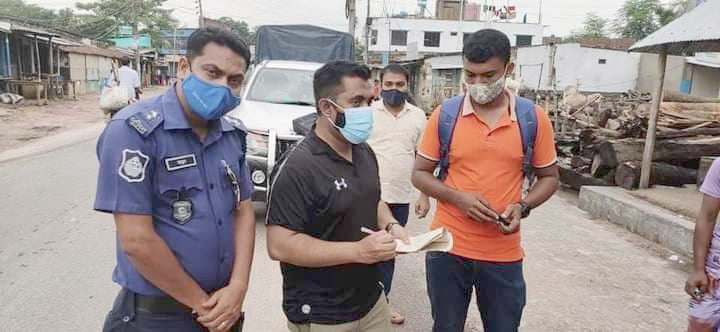 চাঁপাইনবাবগঞ্জের গোমস্তাপুরে লকডাউনের প্রথম দিনে কঠোর অবস্থানে প্রশাসন ! গুনতে হচ্ছে জরিমানা