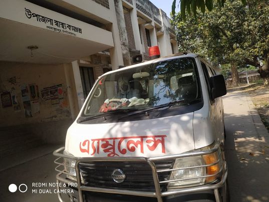 গোমস্তাপুর উপজেলা অ্যাম্বুলেন্স সেবা পাচ্ছেন না রোগীরা, বিকল্প চালক থাকার সত্বেও