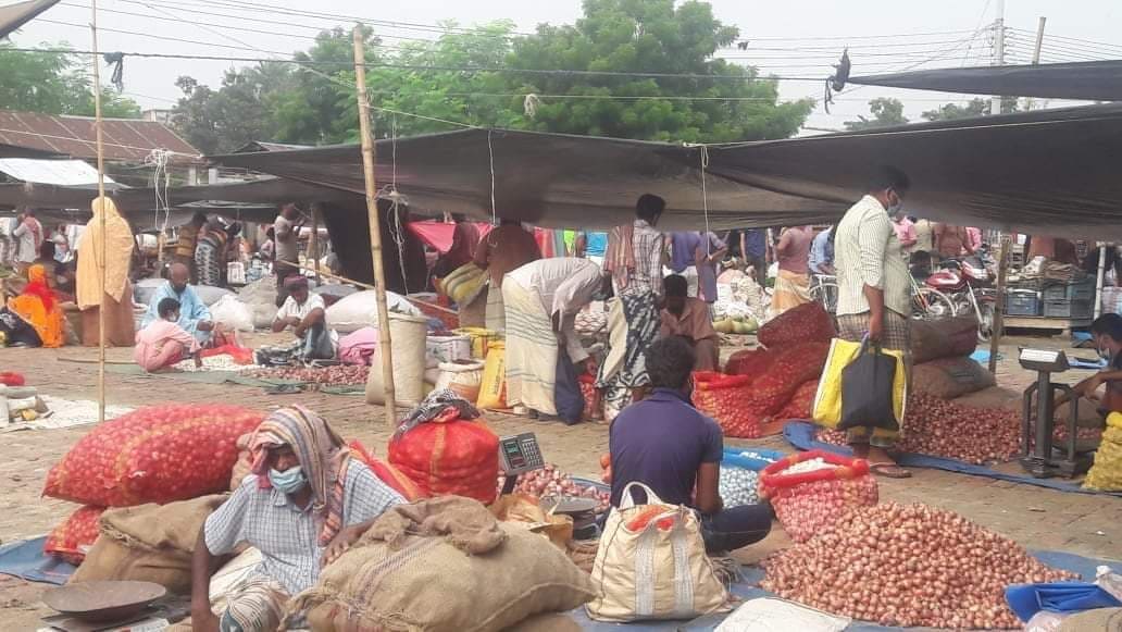নাচোলে রবিবারের হাট বসলে ভ্রাম্যমাণ আদালতের মাধ্যমে পন্ড