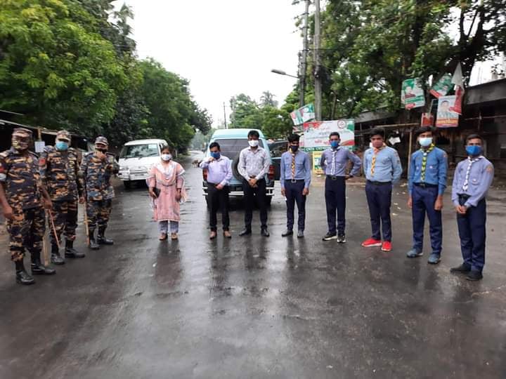 চাঁপাইনবাবগঞ্জে ঝিরি ঝিরি বৃষ্টির মধ্যে চলছে জেলা প্রশাসনের অভিযান