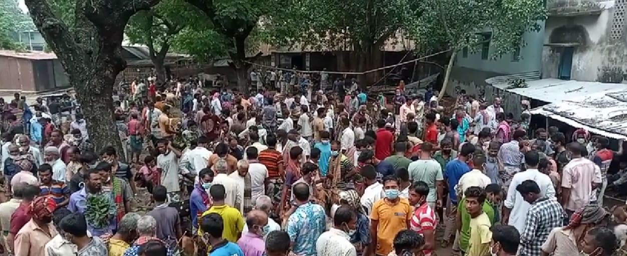 চাঁপাইনবাবগঞ্জের গোমস্তাপুরে লকডাউনে সাপ্তাহিক হাটে উপচেপড়া ভিড়||আইন অমান্য করে হাট বসালো ইজারদাররা