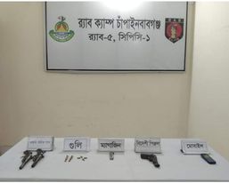 চাঁপাইনবাবগঞ্জে বিদেশী পিস্তল, ওয়ান শুটার গান, ম্যাগজিন এবং গুলিসহ ১ জন শীর্ষ অস্ত্র ব্যবসায়ী আটক