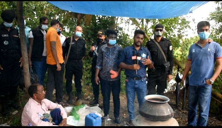 চাঁপাইনবাবগঞ্জ র‍্যাব ৫ কমান্ডার জি,এম আবুল কালাম আজাদ এর পরিশ্রমে দেশীয় চোলাই মদের কারখানা সহ হাতেনাতে ২ জনকে গ্রেপ্তার করেন।