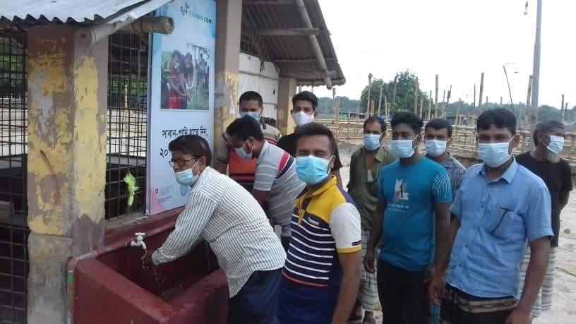 চাঁপাইনবাবগঞ্জের শিবগঞ্জ তর্তিপুর গুরুর হাটে হাত ধোঁয়া বেসিন স্থাপন