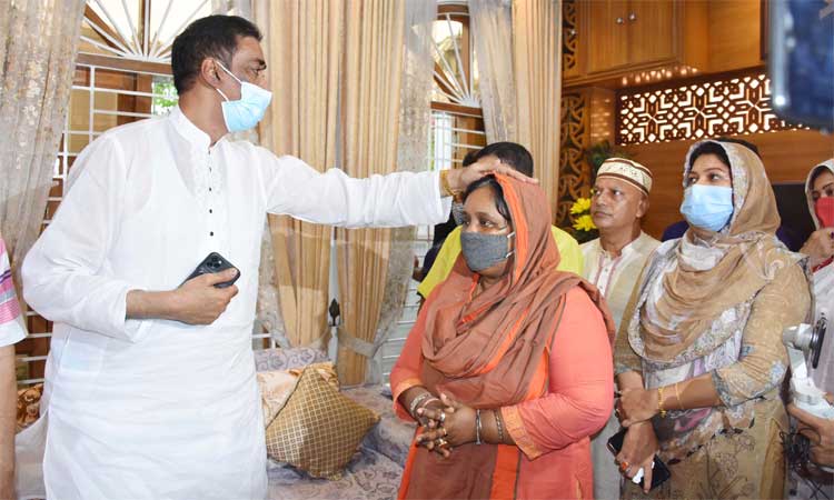 নারায়ণগঞ্জ সিটি করপোরেশনের মেয়র আইভীর বাসায় সান্ত্বনা দিতে শামীম ওসমান