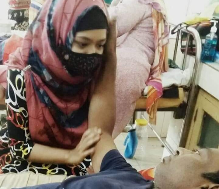কিডনি জটিলতায় আক্রান্ত বাবা’কে বাঁচানোর আকুতি কলেজ পড়ুয়া মেয়ের