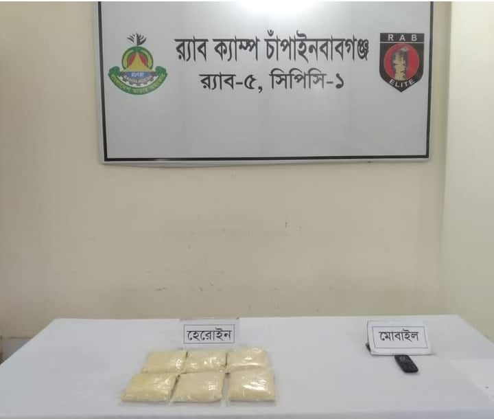 চাঁপাইনবাবগঞ্জে ২ কোটি ৫ লক্ষ টাকা মূল্যের ২ কেজি ৫০ গ্রাম হেরোইনসহ মোঃ সাগর (২২) নামে এক শীর্ষ মাদক ব্যবসায়ী আটক