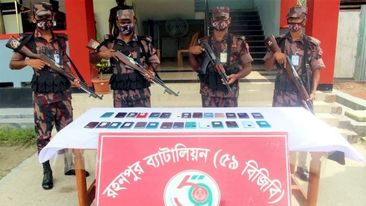 চাঁপাইনবাবগঞ্জের শিবগঞ্জের তেলকুপি সীমান্তে ২৮টি মোবাইল উদ্ধার