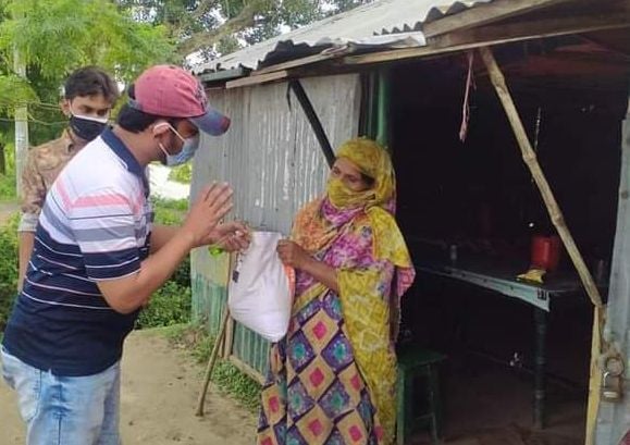 তানোরে সুজনের খাদ্য সহায়তা বিতরণ