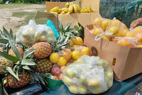 সিরাজগঞ্জ-৩ আসনের সংসদ সদস্য আব্দুল আজিজ করোনা রোগীদের বাড়ি খাদ্য পৌঁছে দিলেন