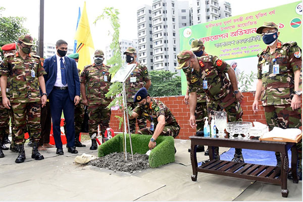 সেনাবাহিনী প্রধান সেনাবাহিনীর বৃক্ষরোপণ কর্মসূচি উদ্বোধন করলেন