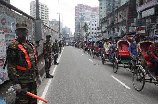 সরকার ঘোষিত সাত দিনের কঠোর লকডাউনে শাস্তির বদলে সচেতনতা সৃষ্টিতে কাজ করছে সেনাবাহিনী