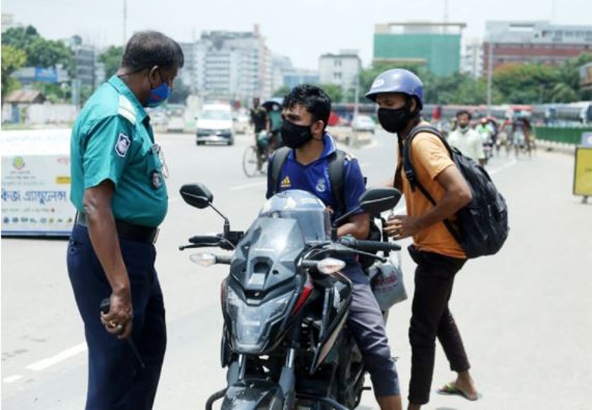 চলমান কঠোর লকডাউনের ষষ্ঠ দিন আজ বিনা কারণে বের হচ্ছে মানুষ, পাঁচ দিনে গ্রেফতার ২৬১৮ জন