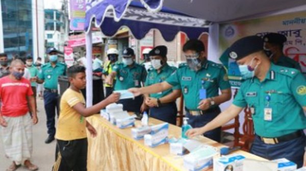 রাজশাহীতে ফ্রি মাস্ক বিতরণ বুথের উদ্বোধন করলেন আরএমপি কমিশনার