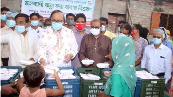 রাজশাহীতে রেড ক্রিসেন্টের মাসব্যাপী রান্না করা খাবার বিতরণ