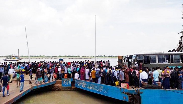 বাংলাবাজার-শিমুলিয়াতে বিধিনিষেধের তৃতীয় দিনেও ফেরিতে উপচেপড়া ভিড়