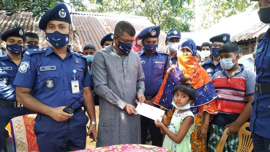 ডিএমপি কমিশনারের উপহার নিয়ে শিশু মরিয়মের বাড়িতে নওগাঁর এসপি