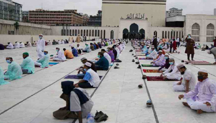বায়তুল মোকাররমে ঈদের প্রথম জামাত অনুষ্ঠিত
