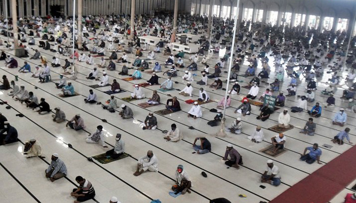 ঈদ জামাতে করোনাভাইরাস মহামারি থেকে মুক্তির মোনাজাত